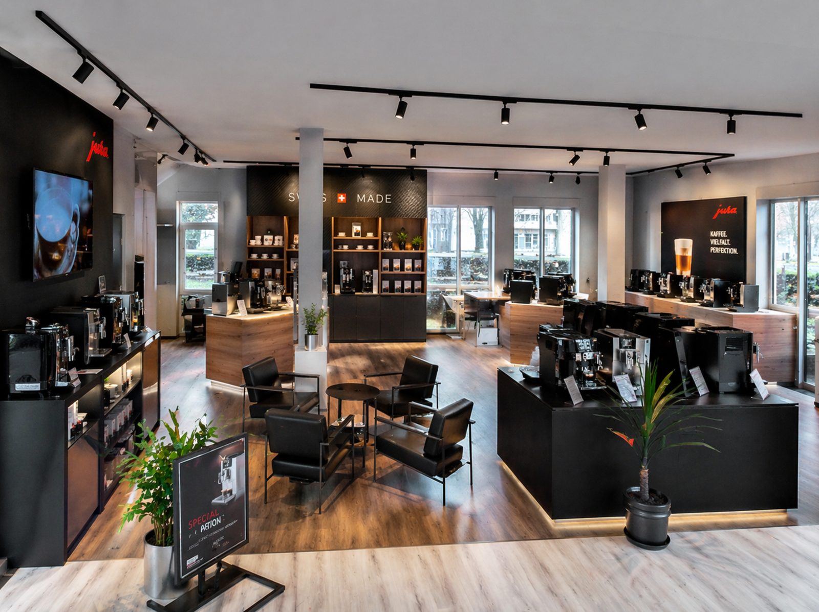 Mahlwerk Showroom — gemütliche Sitzecke und Maschinen