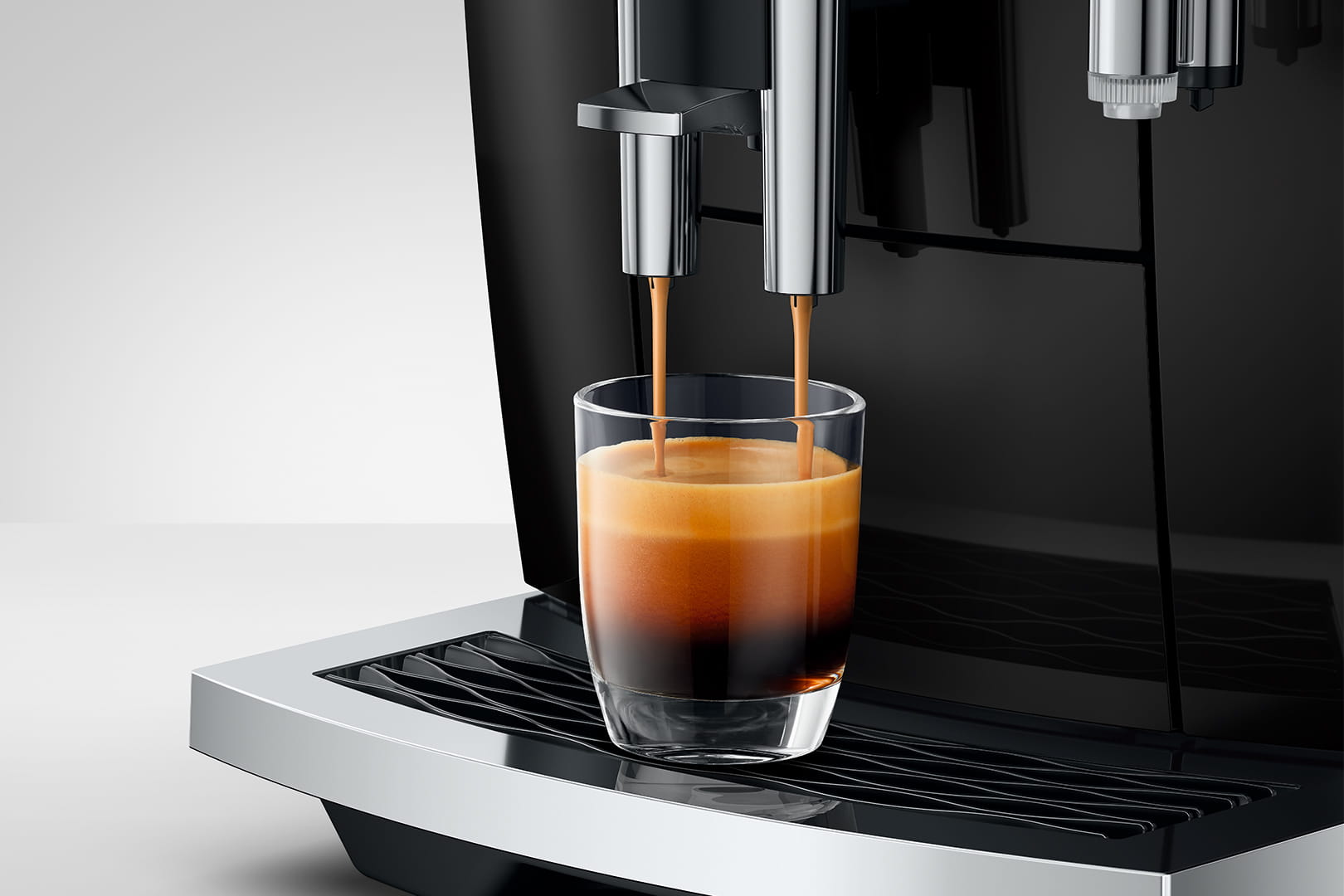 Espresso-Extraktion an der Jura E8 &ndash; Nahaufnahme